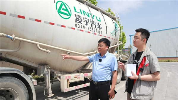 梦之城粉罐车